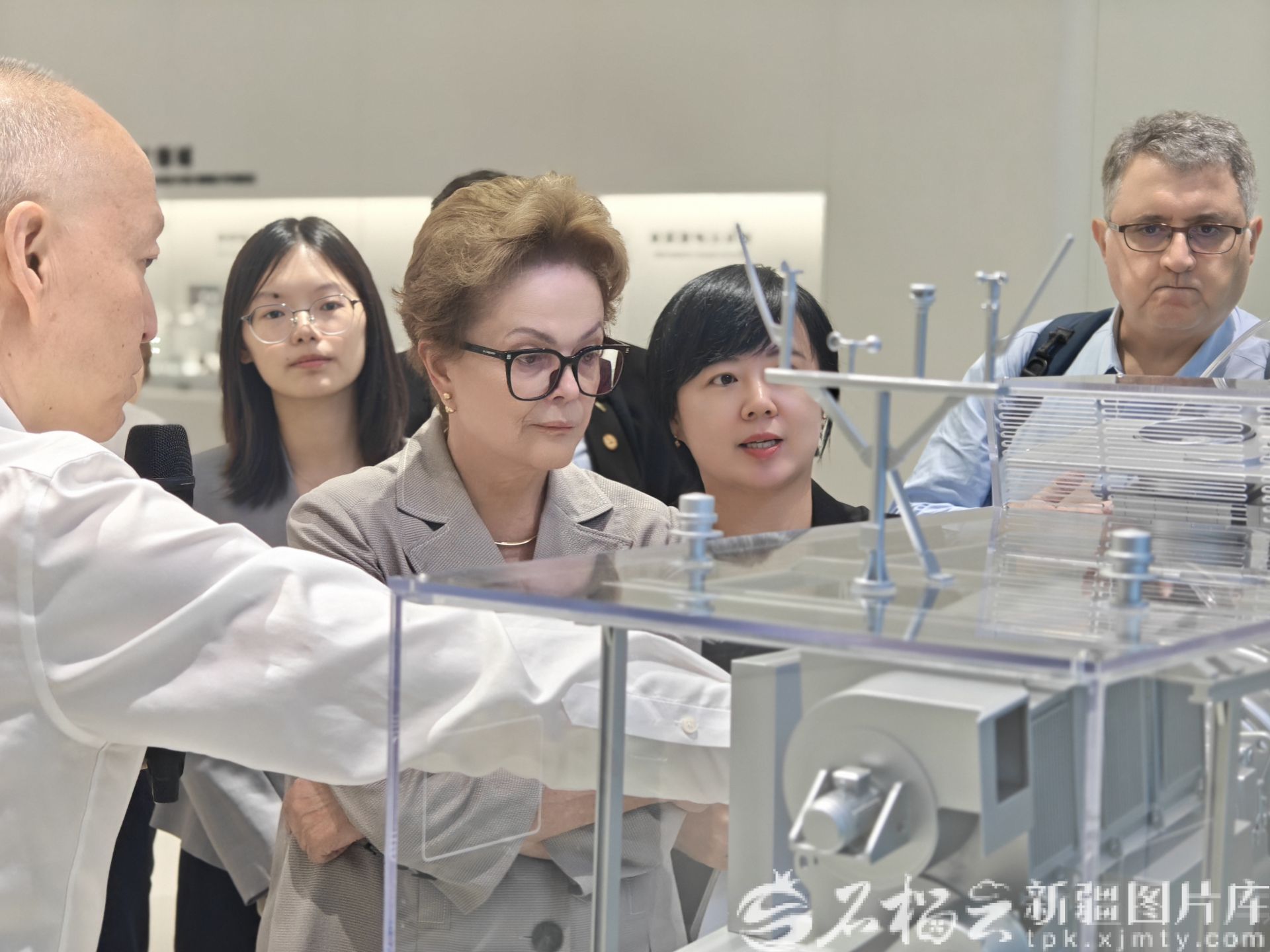 迪尔玛·罗塞芙（右三）一行在金风科技白鸟湖创新中心参观。记者 范琼燕摄